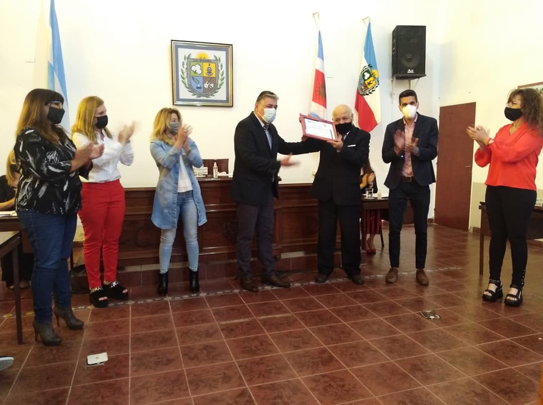 LaBandaHcd's tweet photo. En la Sesión de ayer declaramos de Interés Municipal, Legislativo, Social y Cultural los 15 años de transmisión en vivo del Programa “Musicalísimo” por Radio Panorama. 
Con la presencia de sus conductores Willy Ocaranza y Maria Laura Rojas.

#HcdLaBanda 
#Musicalisimo https://t.co/RMTIDszTVY