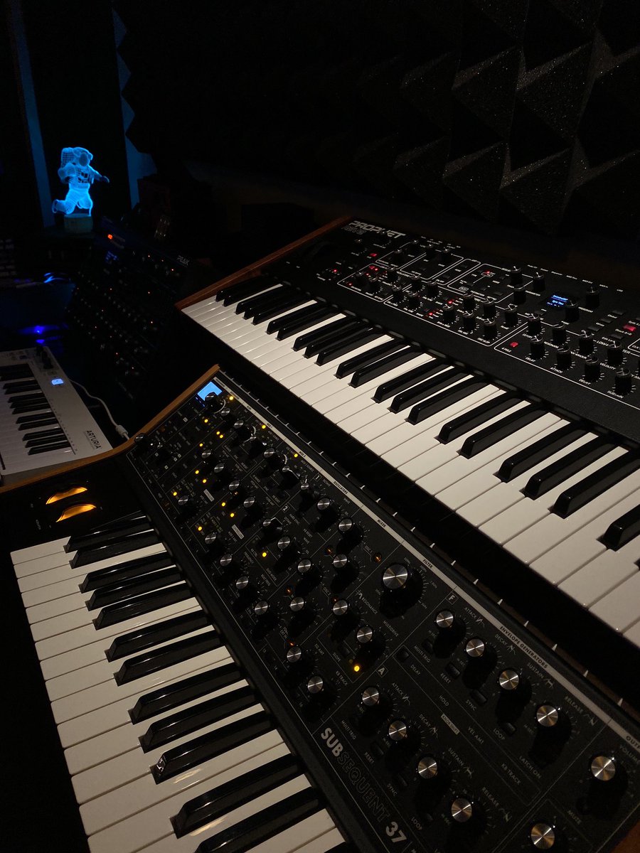 LostParadox__'s tweet image. Exploring Sound Once More
•
#moog #prophetrev2 #davesmithinstruments #moogsub37 #eurorack #dnb #drumandbass