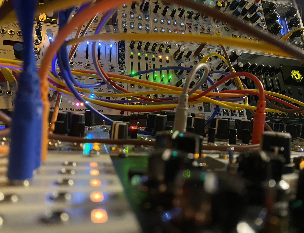 LostParadox__'s tweet image. Exploring Sound Once More
•
#moog #prophetrev2 #davesmithinstruments #moogsub37 #eurorack #dnb #drumandbass