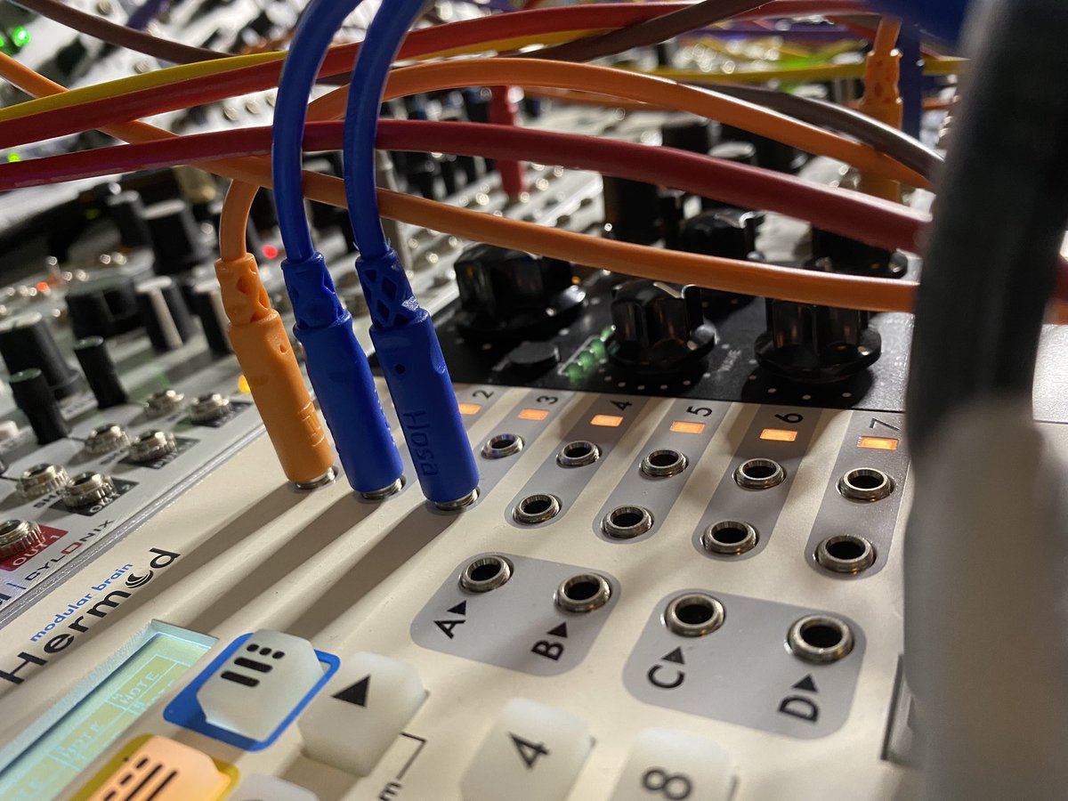 LostParadox__'s tweet image. Exploring Sound Once More
•
#moog #prophetrev2 #davesmithinstruments #moogsub37 #eurorack #dnb #drumandbass