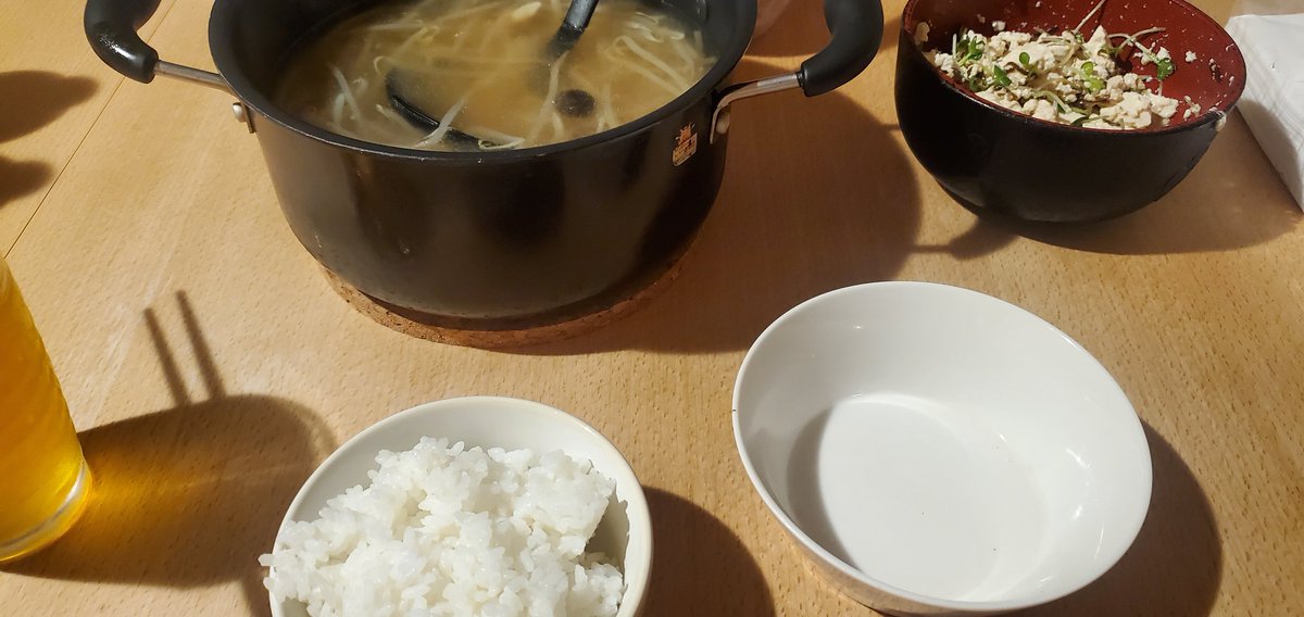 tsuyoshi9100's tweet photo. 今日は豆腐のサラダと鶏ともやしの鍋😆🎵
鍋は鶏ガラスープで胡椒や色々入れて味わい深い味で、さらに夏バテ予防も出来るらしくて最高だった😋
最近気温差が激しくてバテやすいけど、もうちょいで涼しくなるはずだからがんばろー😊
ごちそうさまでした🙇🙏

#晩ご飯　#夜ご飯 https://t.co/jhgOOD7ObP