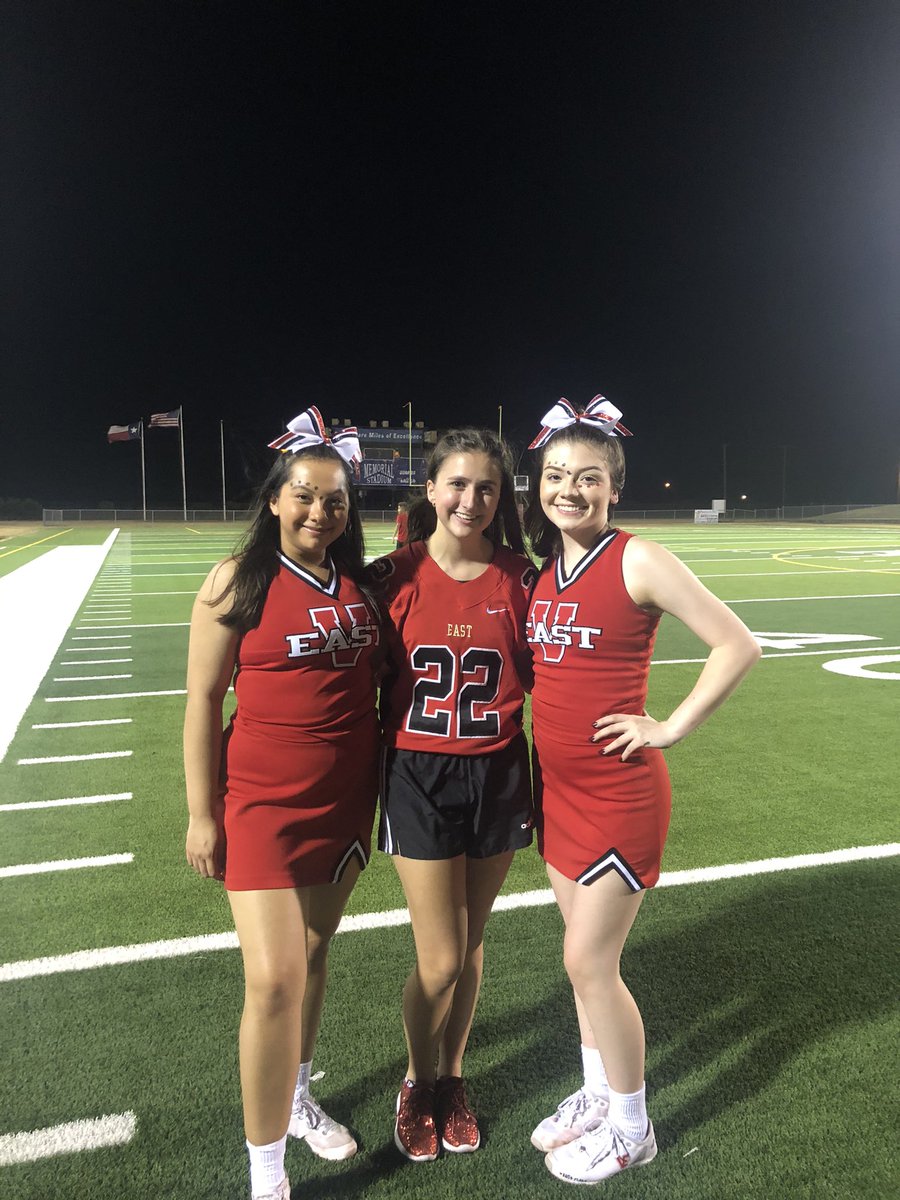 EllisonGrace_'s tweet photo. I love our cheerleaders! @VictoriaISD #bob21 #vehs @vehsseniors22 https://t.co/BrmfILNpTT