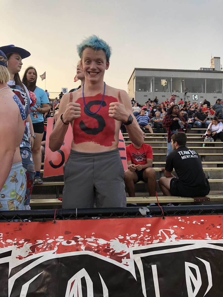 rainey_branton's tweet photo. It’s called school spirit #vwhs #bob21 @VictoriaISD https://t.co/qp34NnAhXF