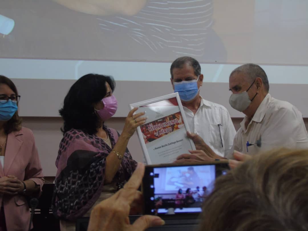 EdMartDiaz's tweet photo. Merecido reconocimiento de "Colectivo Distinguido Nacional", recibió nuestra empresa @CombiomedC. Muchas felicidades para este colectivo, que también ha tenido una importante participación en el enfrentamiento a la #COVID19. https://t.co/CVOJ9i89KQ