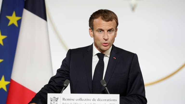 BFMTV's tweet photo. Emmanuel Macron installe une commission sur le complotisme https://t.co/llt6MnIqGB https://t.co/Qsn7LXqugR
