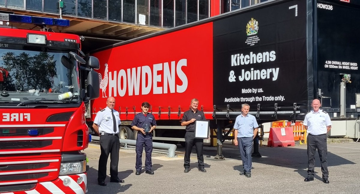 We were proud to present <a href="/HowdensJoinery/">Howdens</a> Runcorn with an employer award for their support of our on-call firefighter programme and the local community. orlo.uk/d2xz1

#ThinkOnCall #NeedMore