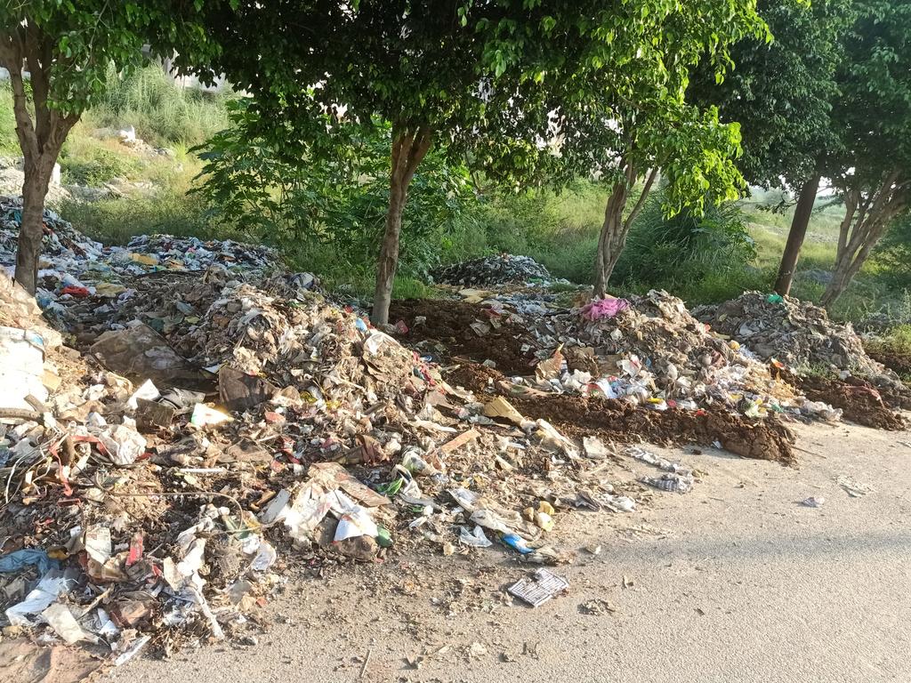 KoyalEnclave's tweet photo. @OfficialDMRC @gdagzb कोयल एनक्लेव योजना, #DMWO की सभी रोड बन गई कूड़े का ढेर, रोड पर और रोड साइड में सभी जगह कूड़ा फैला हुआ है, रोड पर मरे हुए जानवर डाले जा रहे हैं, कूड़ा और जानवर सड़ रहे हैं बीमारी फैल रही है @AMRUTCityGzb 
@CPCB_OFFICIAL https://t.co/8GQHROceaW