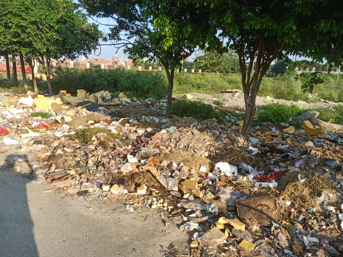 KoyalEnclave's tweet photo. @OfficialDMRC @gdagzb कोयल एनक्लेव योजना, #DMWO की सभी रोड बन गई कूड़े का ढेर, रोड पर और रोड साइड में सभी जगह कूड़ा फैला हुआ है, रोड पर मरे हुए जानवर डाले जा रहे हैं, कूड़ा और जानवर सड़ रहे हैं बीमारी फैल रही है @AMRUTCityGzb 
@CPCB_OFFICIAL https://t.co/8GQHROceaW