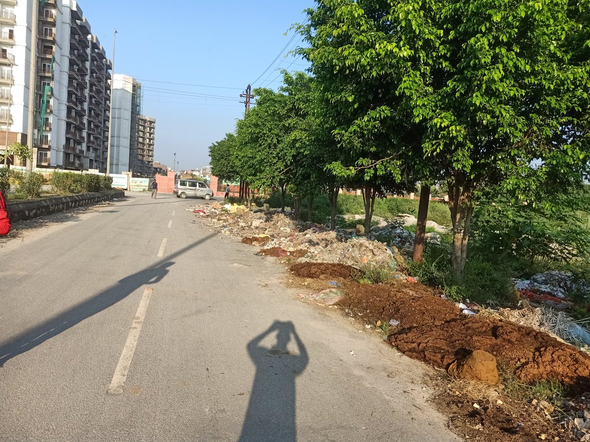KoyalEnclave's tweet photo. @OfficialDMRC @gdagzb कोयल एनक्लेव योजना, #DMWO की सभी रोड बन गई कूड़े का ढेर, रोड पर और रोड साइड में सभी जगह कूड़ा फैला हुआ है, रोड पर मरे हुए जानवर डाले जा रहे हैं, कूड़ा और जानवर सड़ रहे हैं बीमारी फैल रही है @AMRUTCityGzb 
@CPCB_OFFICIAL https://t.co/8GQHROceaW