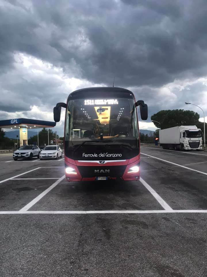 FerGargano's tweet photo. Partenza da #Vieste, destinazione #Roma con salita passeggeri anche a #SanSevero e #Termoli. Ogni giorno al vostro servizio.
Info 0882228960
#busstatali #lineenazionali #Gargano #Puglia https://t.co/QbEjv264Ar