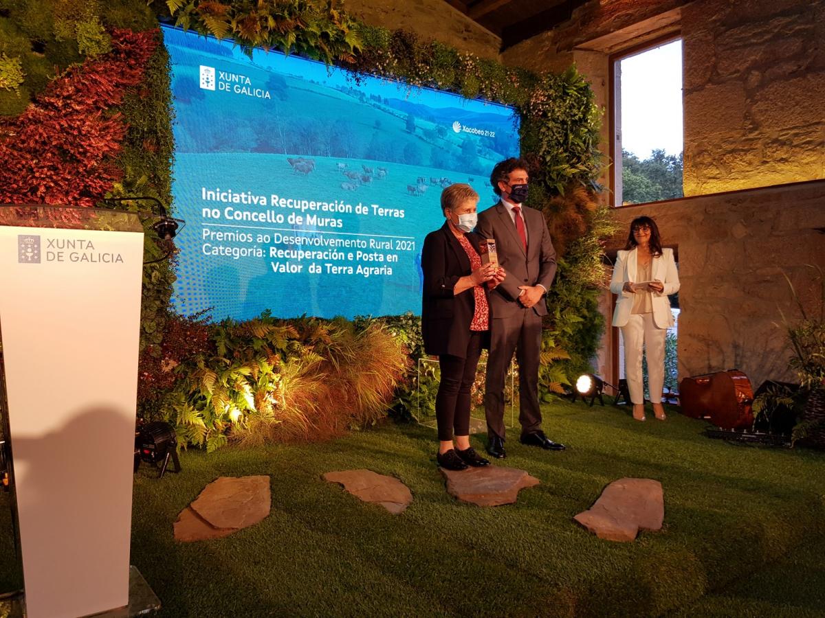 gdrterracha's tweet photo. A Xunta recoñece as mellores iniciativas a prol do agro galego cos Premios ao #DesenvolvementoRural. Noraboa a Dolores Vázquez, do concello de Muras, polo premio Recuperación e posta en valor da terra agraria.
https://t.co/s6evOhhlrJ
#terracha #concellodemuras #agader https://t.co/32KbFODQc7