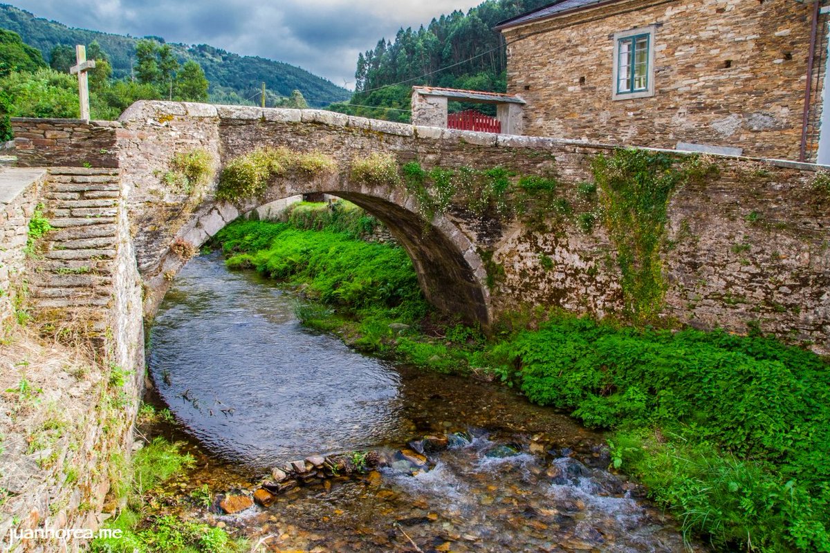 nomesdopais's tweet photo. ...mas o que é seguro é que Reigosa estava errado, porque o rio #Masma nom passa pola zona. As águas mais importantes do vale som os regos de #Cessuras, #Compiceiro, #SantaMargarida e #Valinhadares. 

📸 Rio Valinhadares com a ponte do Passatempo (Foto de @juanhorea https://t.co/fQJvX9cRK4
