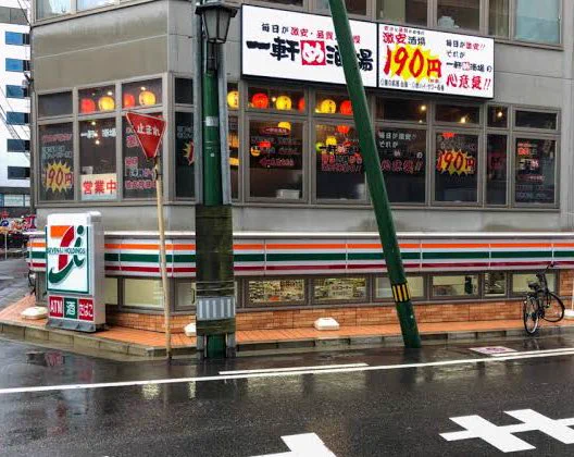 @HEISEI_love_bot 入り口が分からないし、とにかくよく分からないセブン(白目) 