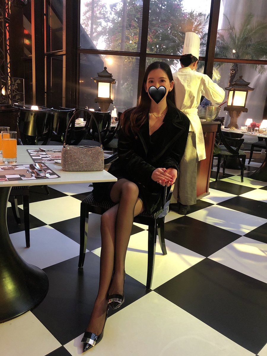 Artemiswataa's tweet photo. 今天穿了好莱坞女星比较喜爱穿的𝑪𝒆𝒓𝒗𝒊𝒏 𝑫𝒊𝒗𝒊𝒏𝒆 15𝒅 这款超薄半筒丝袜去西餐厅吃牛扒🍴还悄悄在车里在走廊过道露出了，加入至尊𝑽𝑰𝑷看大量此套精彩内容喔。上桌的时候厨师还一直偷偷看我的丝袜，后来还上错菜，上成了鸡扒，弄得我哭笑不得。 https://t.co/J99NdWQGeu