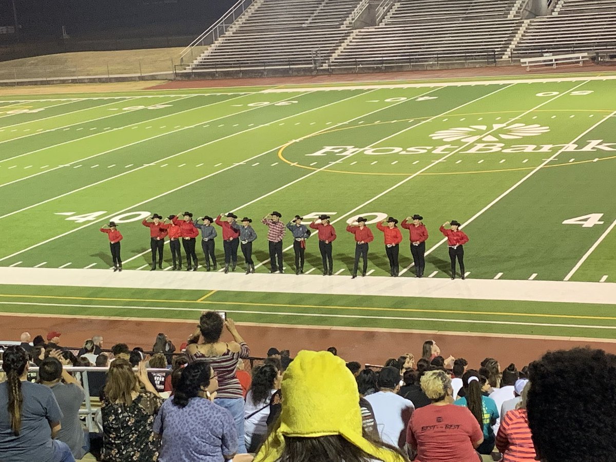 inalynn_'s tweet photo. Pep rally was actually pretty good! Our last pep rally as seniors. #bob21vehs @VictoriaISD https://t.co/boBBDNOTf4
