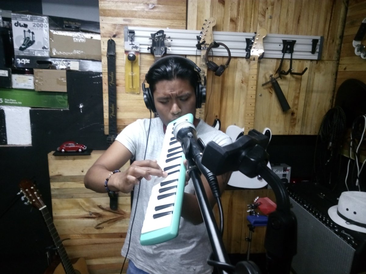 MusicVagabundo's tweet photo. Gran día de grabar un paso doble guerrerense con los Wewecháles. Muy pronto compartiremos la sesión.
¡Que siga la música!
#Folklore #pasodoble #Guerrero #musica #livemusic https://t.co/U5XFvU0TKj