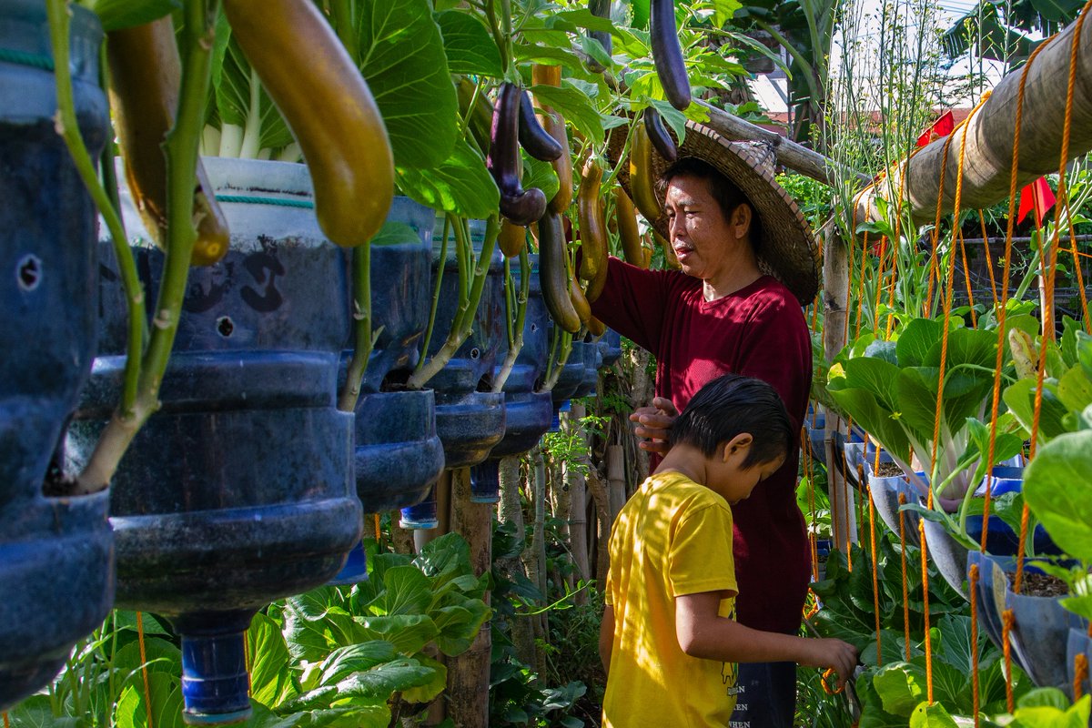 climatevisuals's tweet photo. Together with @TEDCountdown, we've released 100 photographs that showcase climate solutions alongside the global impact of climate change.
Find them here: https://t.co/JNCacRAGbW
Credit to Matjaz Krivic, Moniruzzaman Sazal, Mark Linel Padecio & Turpin Samuel for these four. https://t.co/1hcISINpOf