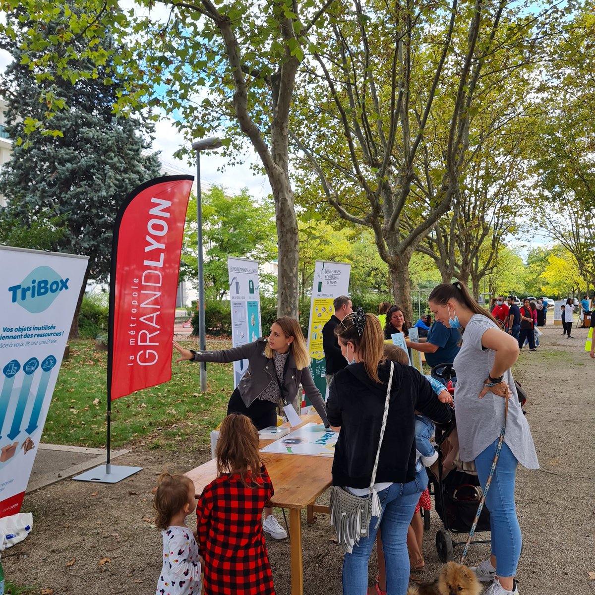 LCINIER's tweet photo. Tous z'héros déchets 😃Encore une nouvelle TriBox @grandlyon ! Sensibilisation des habitants des Hautres-Roches au tri des #encombrants cette après-midi ! 
 @isa_petiot @aremacs @LMHabitat https://t.co/9CbZ6zQ9YA