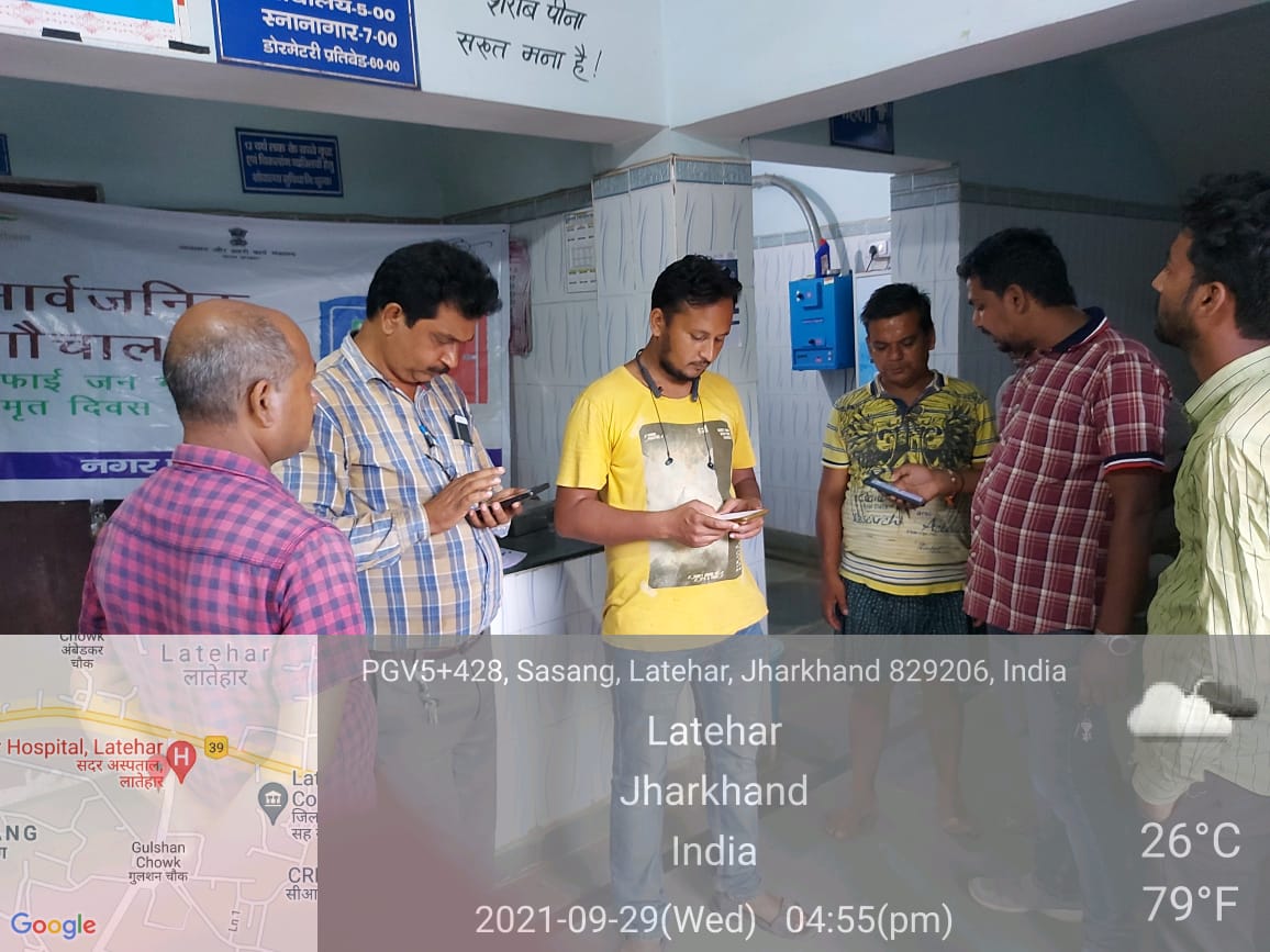 latehar_nagar's tweet photo. आजादी के अमृत महोत्सव के अंतर्गत सार्वजनिक शौचालय जनभागीदारी अमृत दिवस के अवसर पर केयरटेकर को मोबाइल ऐप डाउनलोड के बारे में जानकारी दी गई साथ ही क्यूआर कोड के माध्यम से सिटीजन फीडबैक लिया गया । 
नगर पंचायत लातेहार
#swachhtasesampanta 
@SwachSurvekshan @SwachhBharatGov https://t.co/9N7oIDkYJt