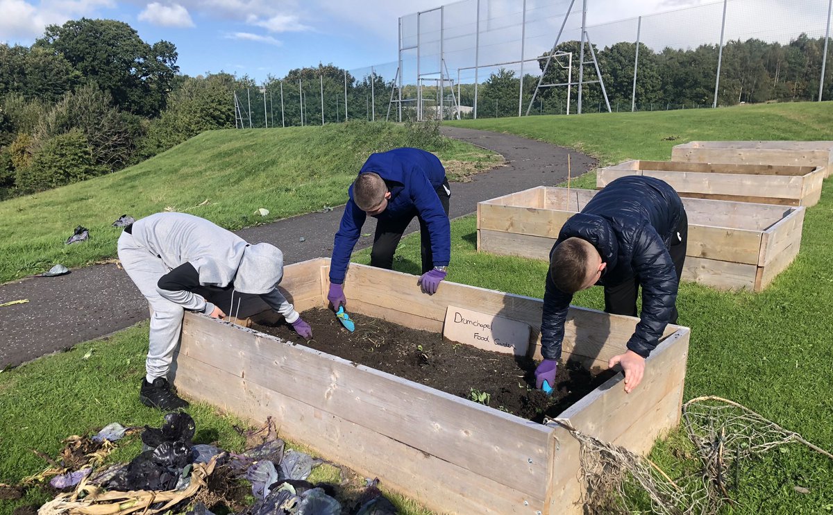 Our new Garden Technician group <a href="/drumchapelhigh/">Drumchapel High</a> started learning the ropes today with our Chief Garden Tech John 🌱John is an original member of the garden group who is now taking the lead &amp; helping other pupils get involved! <a href="/AllyHarris12/">Ally Harris</a>