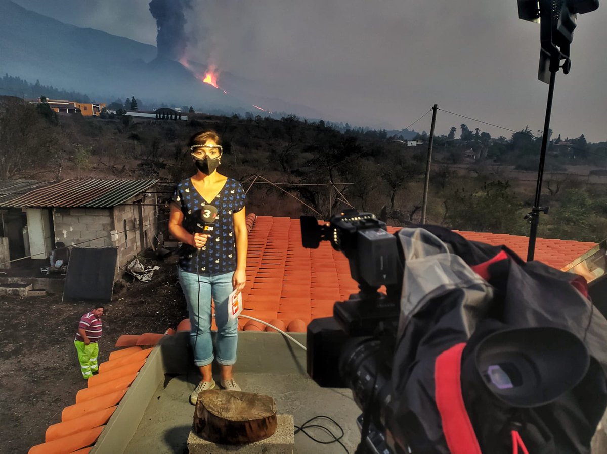 Així he acomiadat el volcà #volcanCumbreVieja #VolcanLaPalma Veient arribar la lava al mar. Estranya coincidència. Aquest matí he marxat precisament pel mateix mar <a href="/tv3cat/">TV3 és ara @Som3Cat</a>