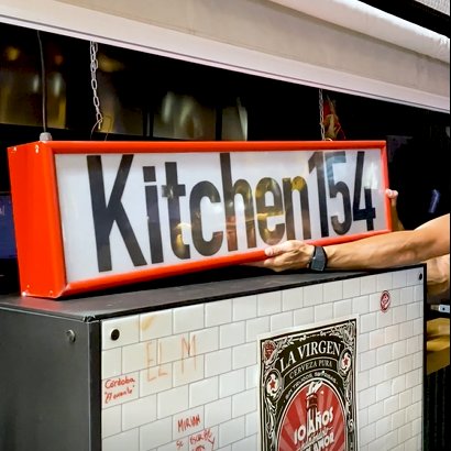 Kitchen_154's tweet photo. 📢 ¡Chiquill@! ¡Que hemos estrenado local en el @mercadochamberi! Y con platos exclusivos como el Khao Soi🍜 o el Bocadillo de pollo chipotle🌶️
Haz ya tu reserva y vente a probar la nueva carta de #LaChisperíadeChamberí ✍️https://t.co/h02kQBEnWE
@CervezaLaVirgen #Kitchen154 https://t.co/ogPWvqXPdT
