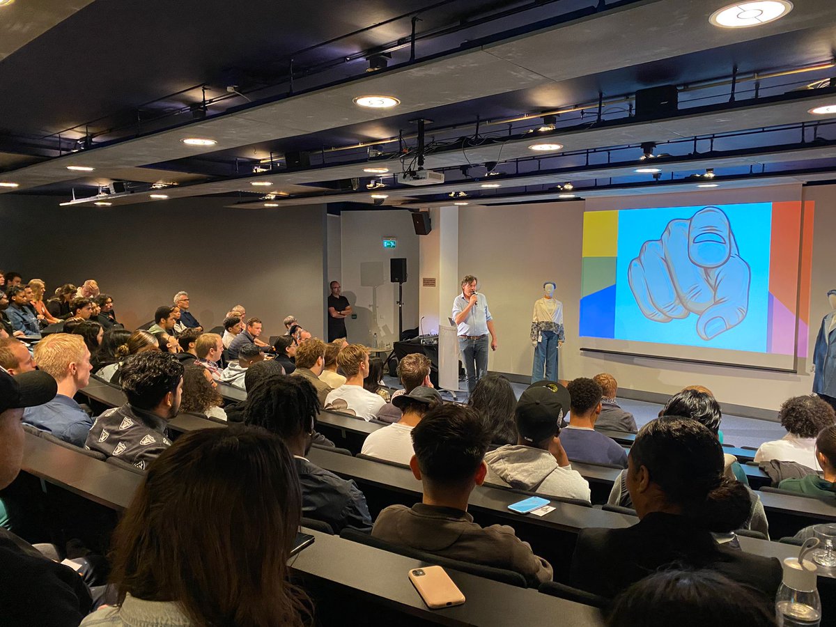 CIRCOnl's tweet photo. Vandaag rondden 15 docenten en 140 studenten van de Windesheim Hogeschool de Zero Waste Hackathon af. Onder begeleiding van docent Jeroen Thoolen en CIRCO trainer Bas Roelofs ging de groep 3 dagen aan de slag met 'n CIRCO Track! 
#circulaireeconomie #circulardesign #curriculumkit https://t.co/z69XydfzZq