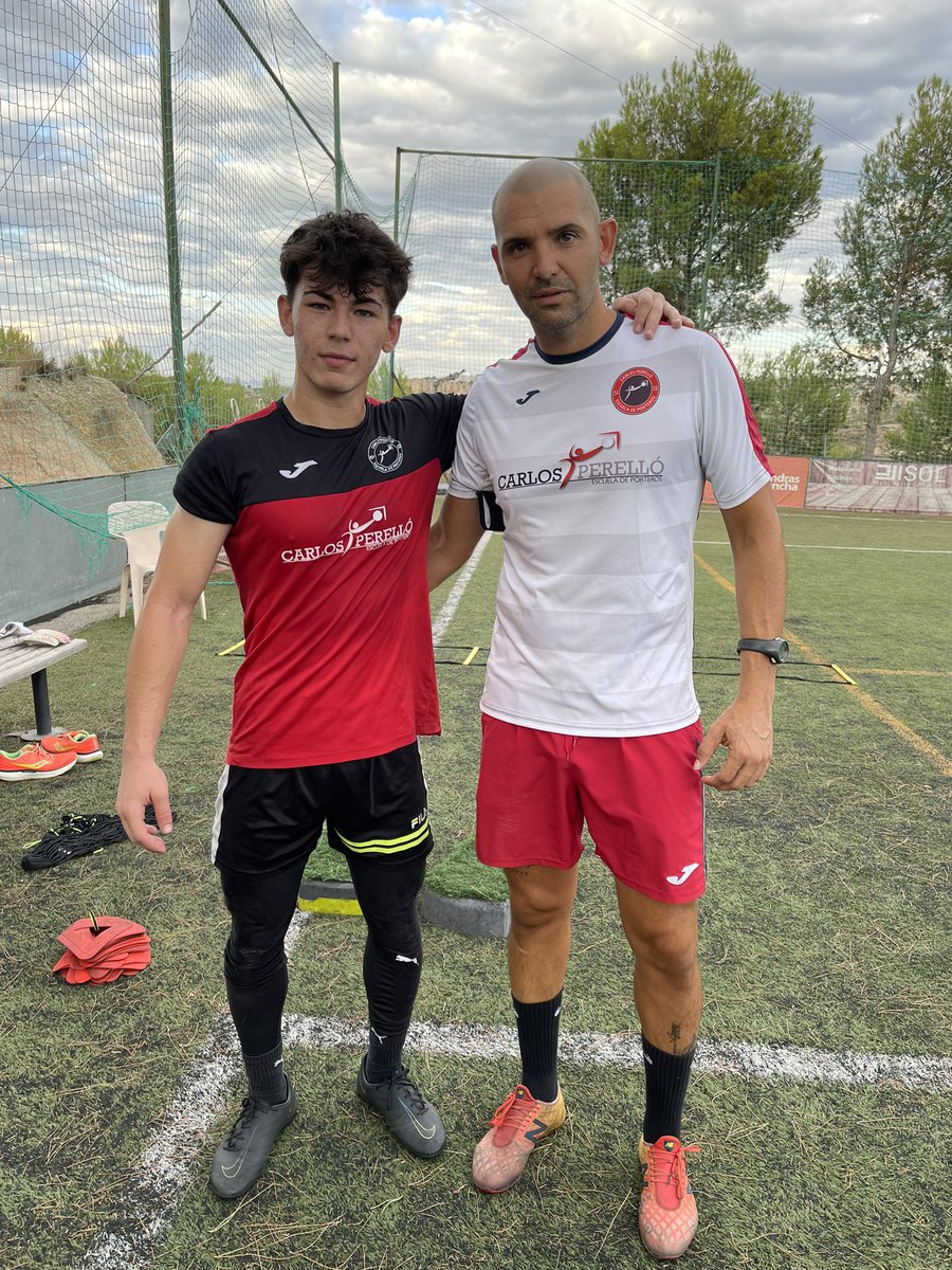 Trabajo en sesión individual de nuestro director <a href="/Carlos1Perello/">Carlos Alberto Perelló Garay</a>  con <a href="/josedagfx/">jxsedaaa</a> , portero #Juvenil #LigaNacional del #MurciaPromesas 🧤⚽️🥅
.
.
.
#escueladeporteroscarlosperelló 
#individualtraining 
#goalkeepertraining 
#goalkeepercoach