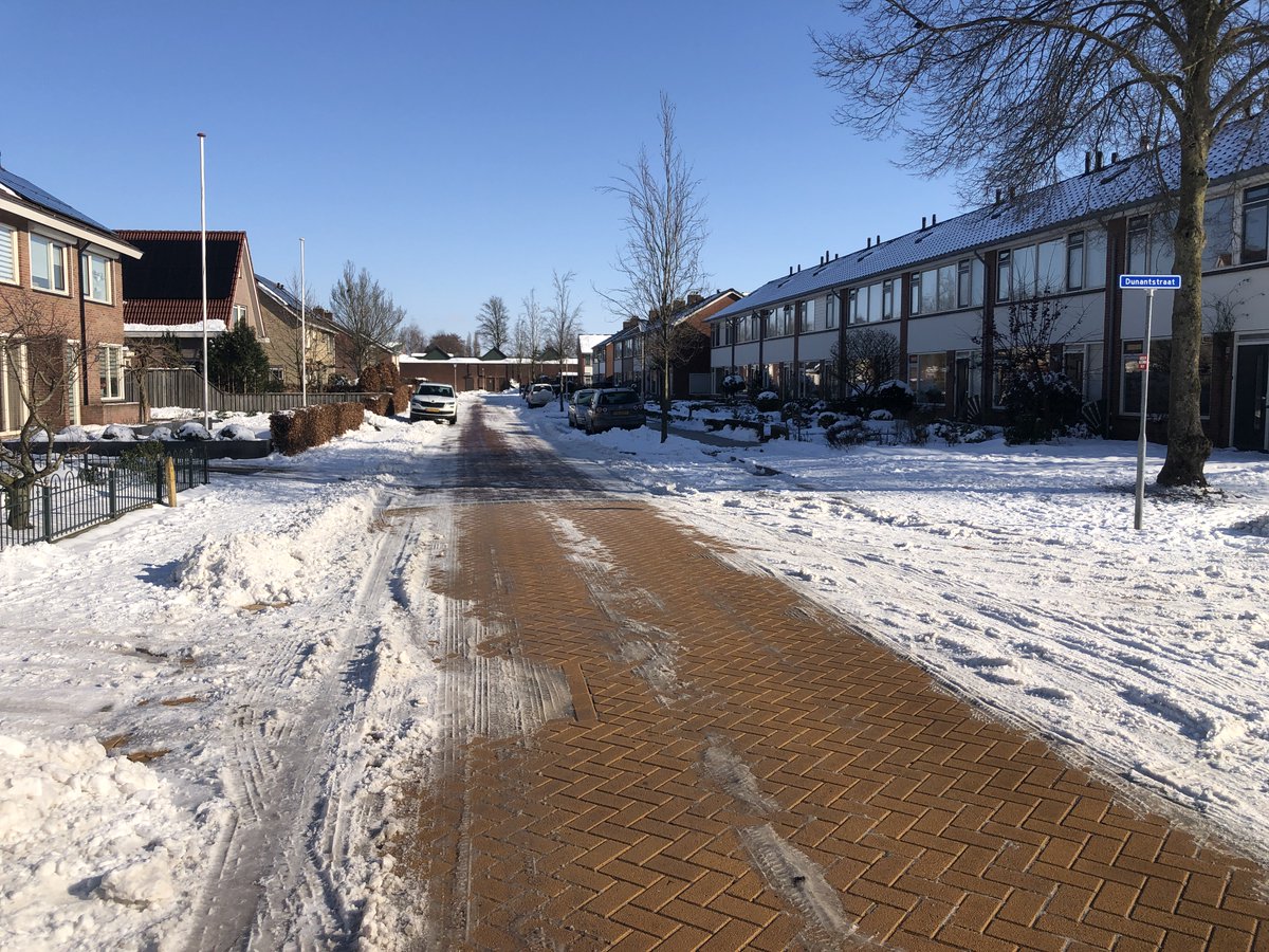 vdboschbeton's tweet photo. Aan de H. Dunantstraat in @gemtwenterand zijn de parkeerplaatsen, trottoirs en het wegdek voorzien van #Reduton cementloze banden en straatstenen.
Zoals op onze winterfoto te zien is, zijn ze tevens winterbestendig. Hierdoor is deze straat meteen getest op vorst en dooizouten! https://t.co/y3ySBXCA5z