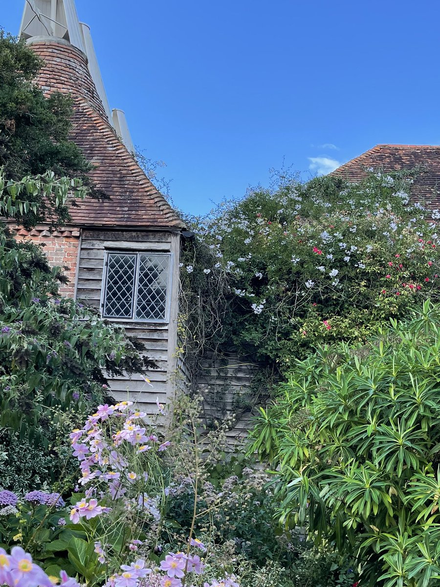 charbhardy's tweet photo. Wonderful trip to @GreatDixter this afternoon. Looking lovely in the autumn sunlight. https://t.co/ljVPnemFff