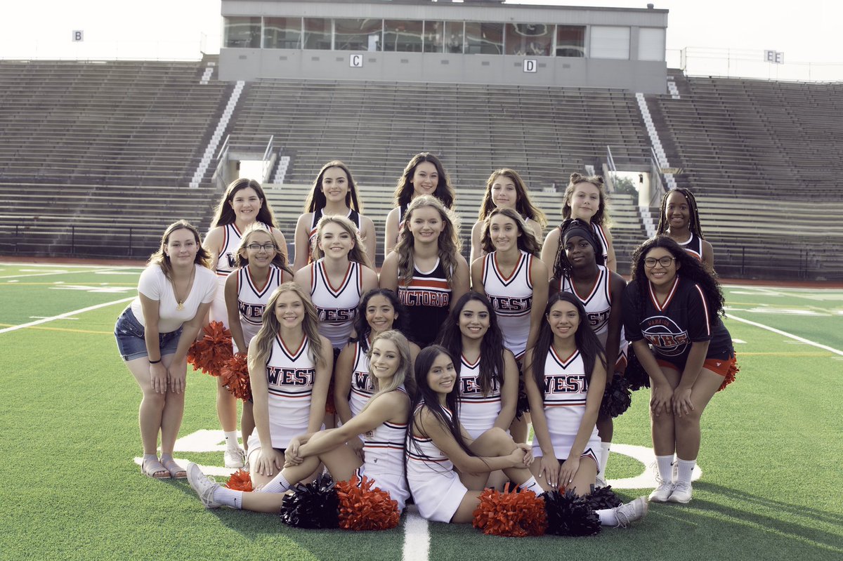 Jessiecat2040's tweet photo. ❤️🖤🤍#bob21 #VWHS @VictoriaISD https://t.co/DmYvozn7xG