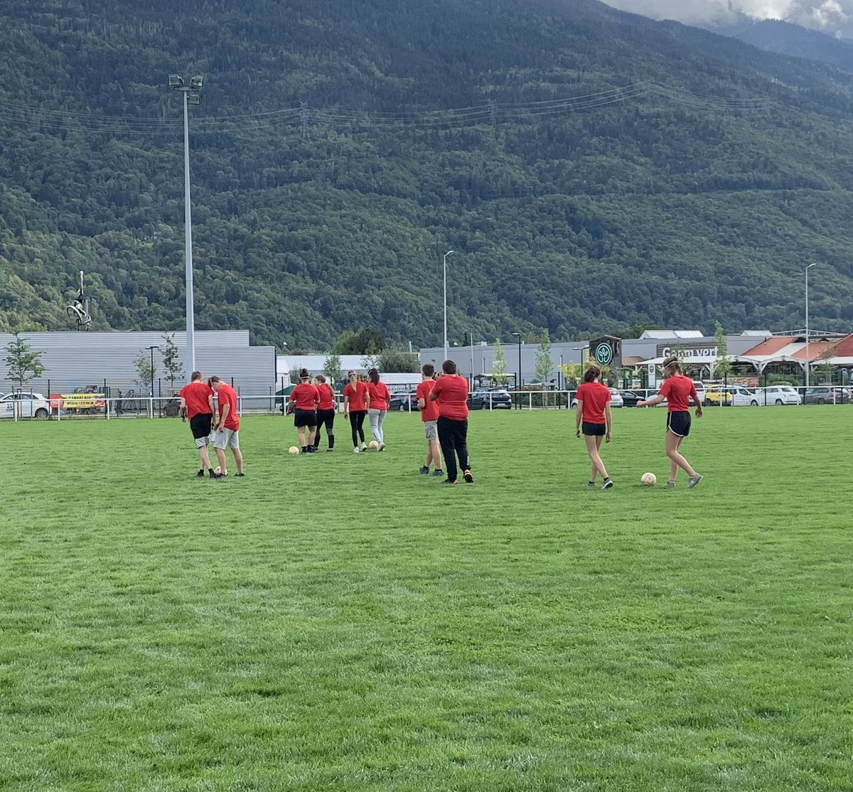 Rencontre UNSS multiactivités au Stade olympique du Sauvay à Albertville. Nos collégiens à la découverte : rugby, agilité VTT, tir au pistolet laser, handisport (cecifoot et fauteuil) une belle initiative du district basse-Tarentaise.