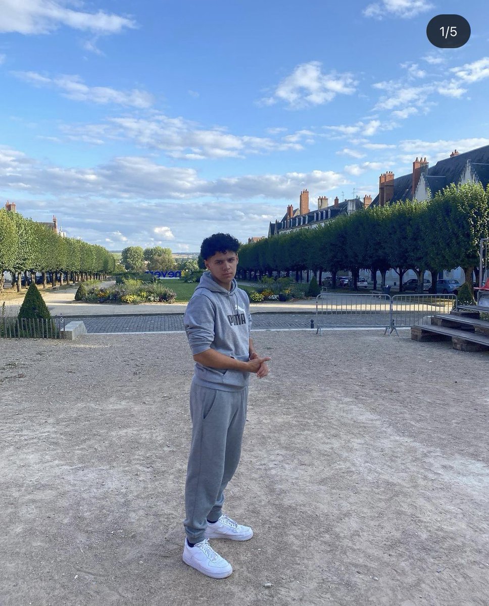 Heb gisteren avond me beste vriend / broer verloren door een of andere debiel die het in zijn hoofd haalde om hem neer te steken in zijn hart waar gaat deze wereld naar toe leg me het uit