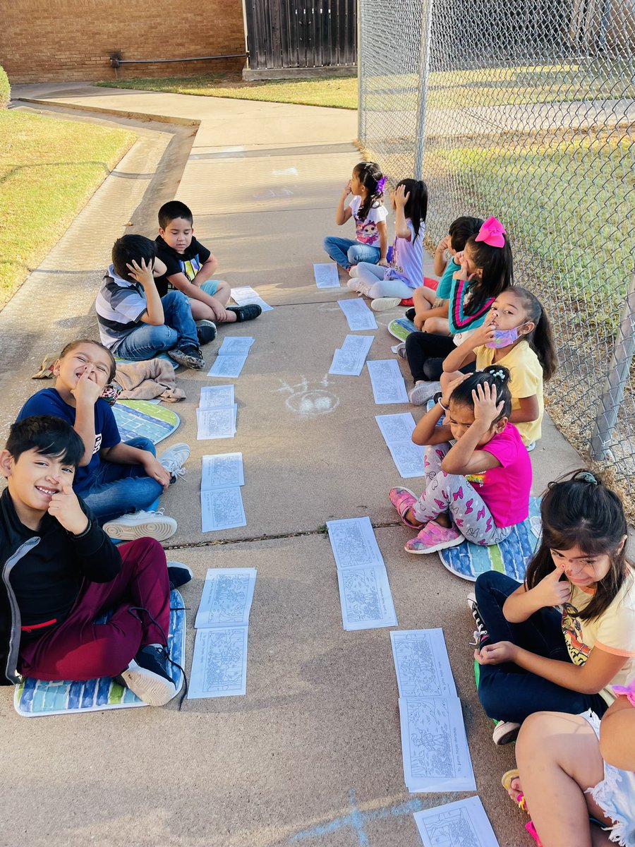 Perfect day  to do our share reading outside + zeidlitz <a href="/ZundyElementary/">Zundy</a> <a href="/gretamariadame/">Greta BenavidesAdame</a> #bilingualbrains #ilovemystudents