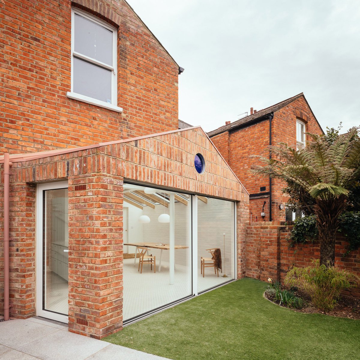 journaldesign's tweet photo. Extension revêtue de briques pour une maison à Camden
Visite guidée en images ici : https://t.co/Xn5NugBKSd

#architecture #extension #brick #house #modern #home #Londond #Camden https://t.co/nc0GMxg9Q2
