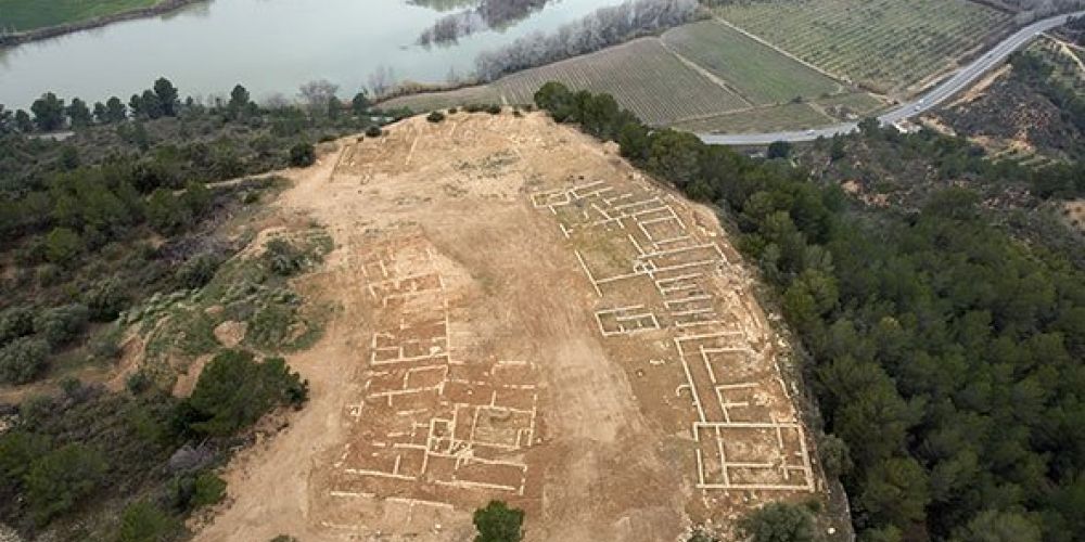 patrimonigencat's tweet photo. Per celebrar el Cap de Setmana Ibèric us #proposem una activitat familiar al jaciment de Castellet de Banyoles: Un dia al mercat 👨‍👨‍👧‍👦
🔎 Coneixereu com eren els de la protohistòria i les relacions entre els poblats ibers.
📅 2/10 al Kum-Castellet, Tivissa (Ribera d'Ebre)
#csi_ibers https://t.co/3u33GCiluF