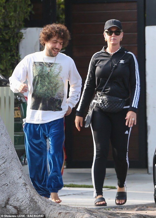 SpainKP_Media's tweet photo. FOTOS | Katy fue vista ayer por Hollywood con el productor Benny Blanco. Han trabajado juntos en canciones como "Hot N' Cold", "Teenage Dream", "California Gurls", "It Takes Two" y "This Moment". https://t.co/G1ARdcpuOL