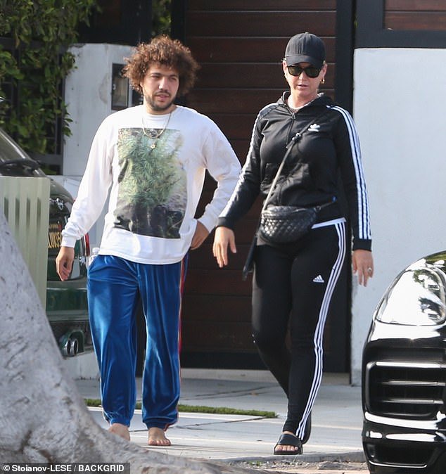 SpainKP_Media's tweet photo. FOTOS | Katy fue vista ayer por Hollywood con el productor Benny Blanco. Han trabajado juntos en canciones como "Hot N' Cold", "Teenage Dream", "California Gurls", "It Takes Two" y "This Moment". https://t.co/G1ARdcpuOL
