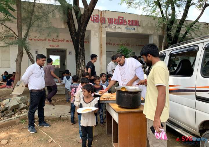 SvgCharity's tweet photo. 🗒️ 𝐅𝐨𝐨𝐝 &amp; 𝐄𝐝𝐮𝐜𝐚𝐭𝐢𝐨𝐧𝐚𝐥 𝐊𝐢𝐭  𝐃𝐢𝐬𝐭𝐫𝐢𝐛𝐮𝐭𝐢𝐨𝐧.
पंचेला प्राथमिक शाला - दाहोद में SVG द्वारा चल रहे विद्यादान अभियान के अंतर्गत  छात्रों को '𝐅𝐫𝐞𝐞 𝐍𝐨𝐭𝐞𝐛𝐨𝐨𝐤𝐬' का निःशुल्क वितरण किया गया और  साथ में पाऊभाजी का प्रसाद दिया गया | @laljishree108 https://t.co/hYfCRTGDts