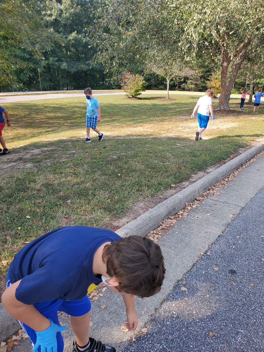 SchirmerCrystal's tweet photo. Protecting our watershed by picking up trash! @CloverHillES #oneccps https://t.co/8W1mnQdpe3