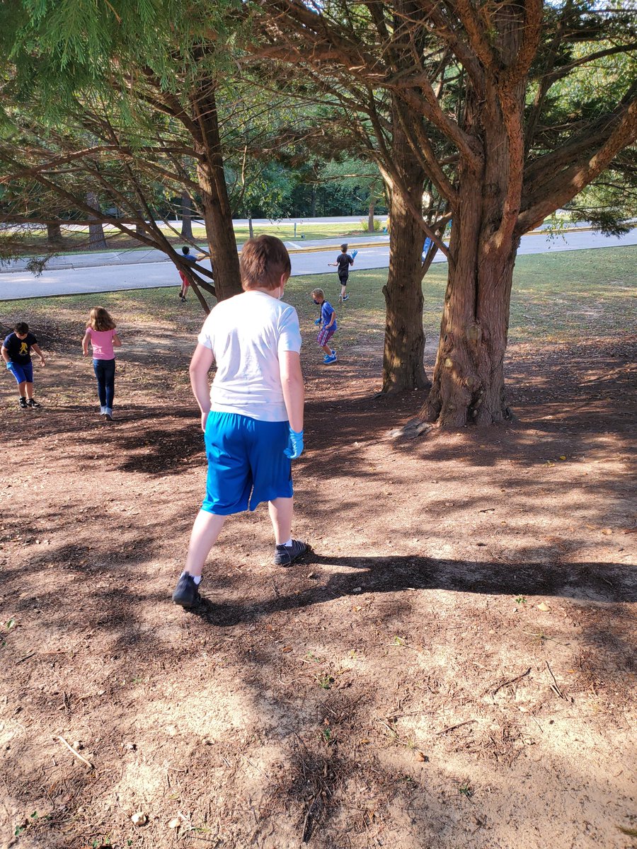 SchirmerCrystal's tweet photo. Protecting our watershed by picking up trash! @CloverHillES #oneccps https://t.co/8W1mnQdpe3