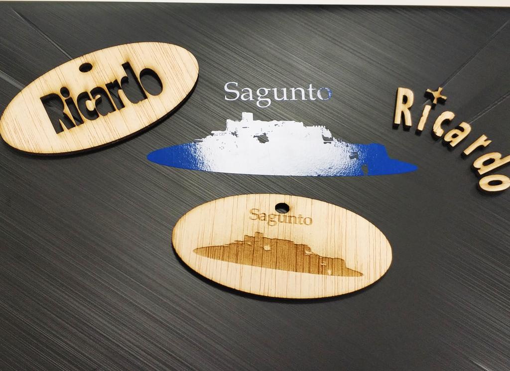 iestomvalmadrid's tweet photo. Practicando el diseño y fabricación #2D en corte de vinilo y corte láser #lasercut con alumnado de Sistemas Electr. y Automatizados #FP #TallerMaker #ViveroIESFTV https://t.co/lZOIURY8cn