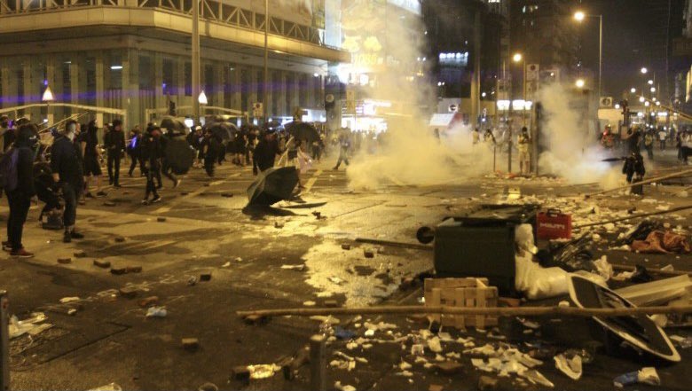 hkpoliceforce's tweet image. 3 youngsters to #DoTime for #rioting!After guilty plea—2 #SENTENCED to 27/34mths in jail;youngest(18y/o)ordered to enter training ctr.—had gas masks+swimming🥽etc.Judge:100+ ppl blocked roads+threw petrol bombs at #HKPF.Tho≠riot’s leaders—deterrent penalty a must for grave crime