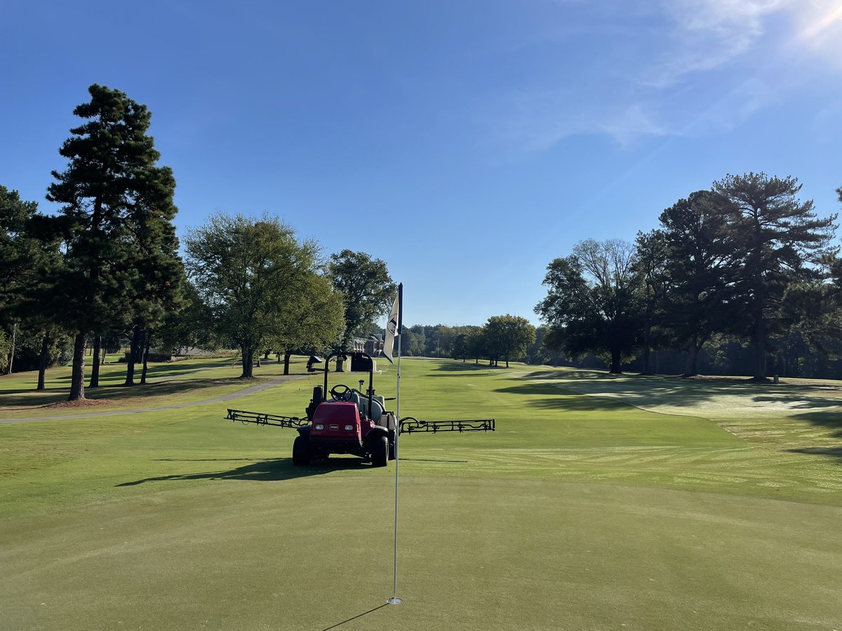 JacksonCC_GCM's tweet photo. A beautiful Wednesday☀️, @JCCGOLF1914! Mowing, rolling, &amp; spraying Greens this AM. Also mowing FWYs &amp; handraking Bunkers. 90°Rule. ***Reminder: Range on mats due to the grass Tee having been overseeded Monday. https://t.co/IN4eLv5fPL