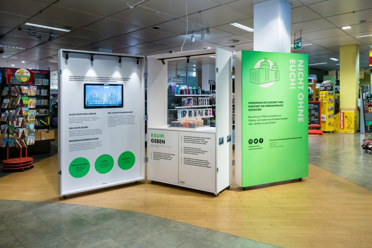 Wir haben eine kleine Ausstellung ins Leben gerufen, direkt im Erdgeschoss des #KarstadtAmHermannplatz. Neben zahlreichen Infos zum Projekt findet ihr dort auch eine Miniatur aus Holz. Dort könnt ihr euch die Fassade anschauen sowie die Gebäude im Hinterhof.
#NichtOhneEuch