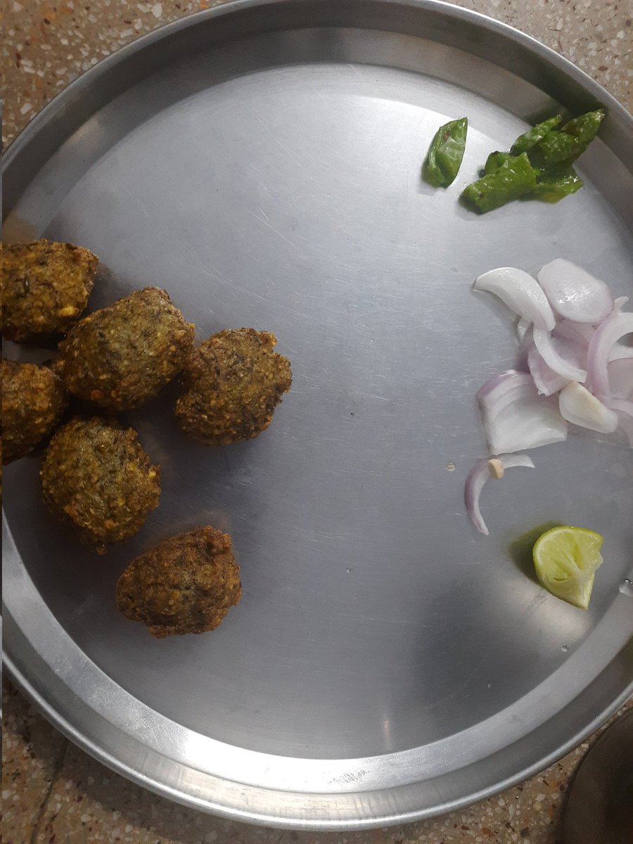 WisdomOfCric's tweet photo. Yess! #AhmsedabadRains and #DalVada go to gather.

With

#onion #pyaz #mirchi 

#dinner #dinnertime https://t.co/Qb5luA3S1s