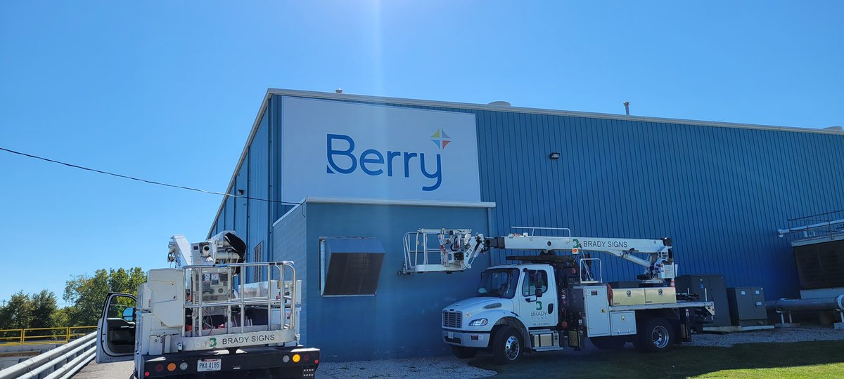 One of our crews put up a “Berry” big sign yesterday. #CouldntResist #FlexFace #BuildingSigns #OurSignsMeanBusiness