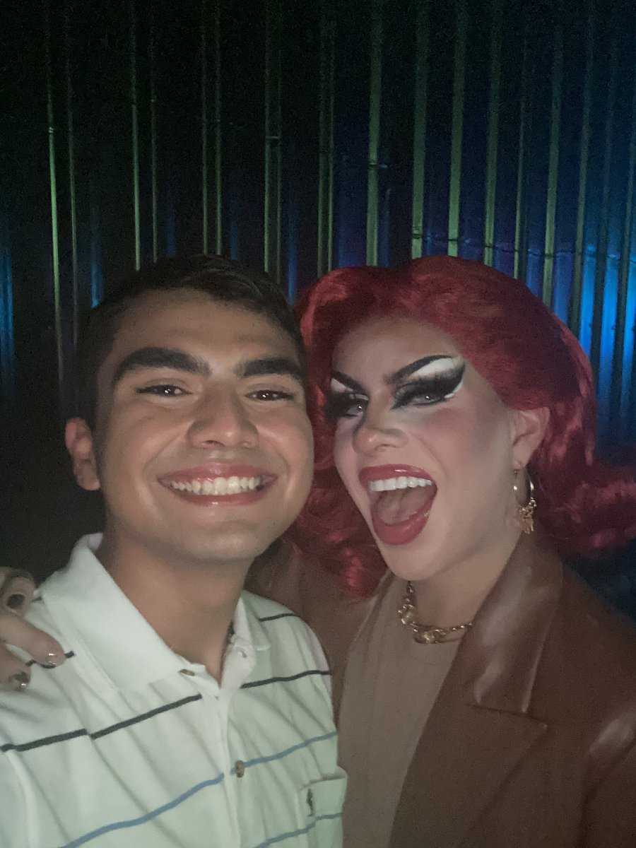EmilioMuozPine1's tweet photo. La noche de ayer fue tan especial para mi, por primera vez fui a un antro, solo  (y a escondidas así que 🤫) con tal de ver a estas hermosuras, de verdad no saben lo que significó para esta pobre alma, muchísimas gracias por todo su arte. @SoyPaperCut @DeseosFab @NastySoro ❤️❤️❤️ https://t.co/W961nWUvFH