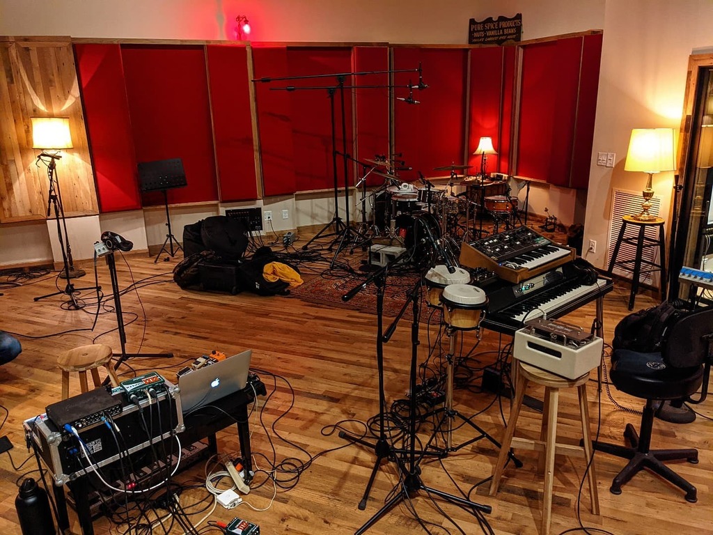 3 pieces - lots of inputs! Set up for @octave_cat today. They're effortlessly killin' it on the jams today.

I'm in keyboard heaven with the retro linear wurli, modular synths, the Moog, and more. Can't wait for y'all to hear it!

#spicehousesound #phill… instagr.am/p/CUaQSqQrtD9/