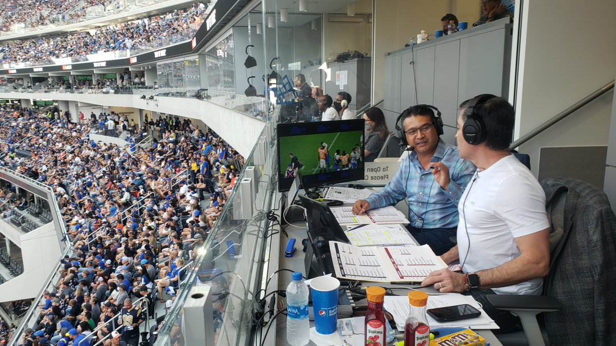 CelisDeportes's tweet photo. #MondayNightFootball

En vivo desde el @SoFiStadium @Raiders 🏴‍☠️ - ⚡️ @chargers 
por la cadena de la #NFL 🏈👋🏼
📻 @EVCMedia - @TudnRadio 
🎙 @CelisDeportes 
🎙 @TonyBalon1 
🎥 @ZonaMLC https://t.co/dYDLolBb6X